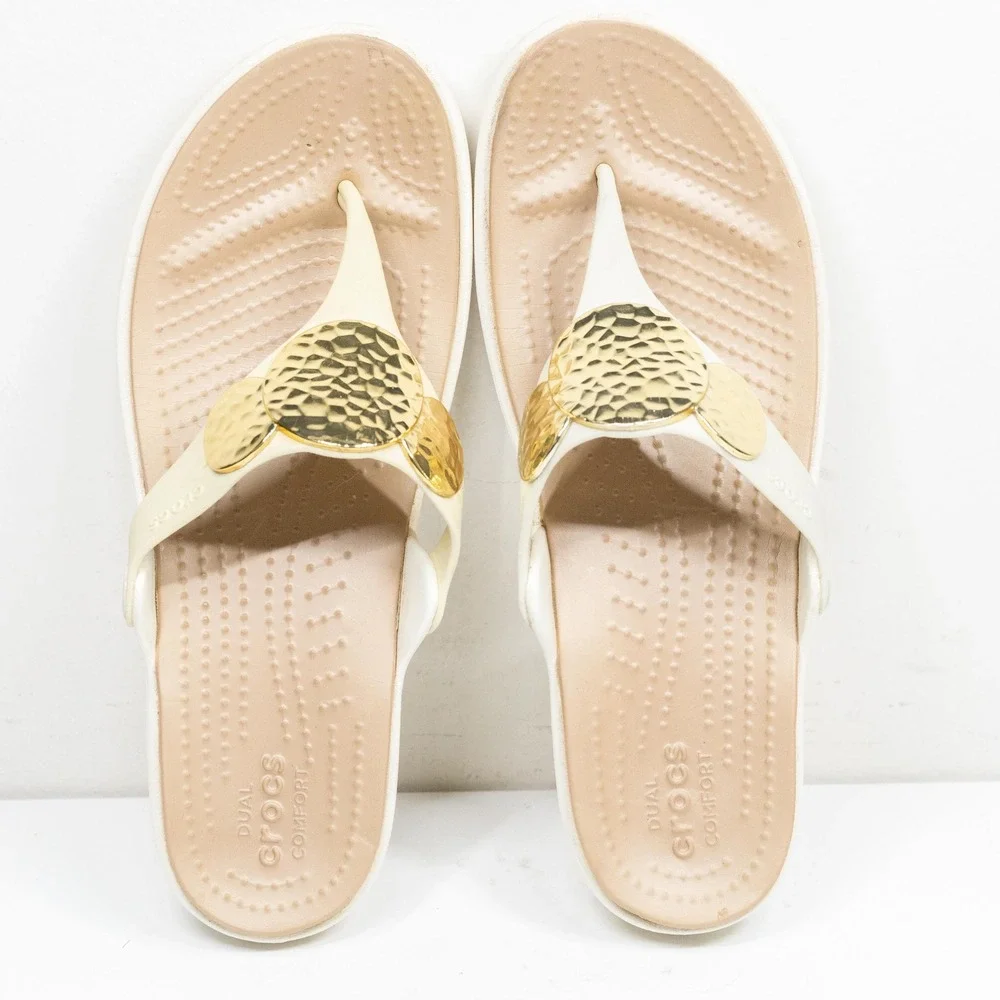 CROCS Sanrah Metal Block Hammered Medallion Wedge Thong Sandal Oyster Gold Sz 8